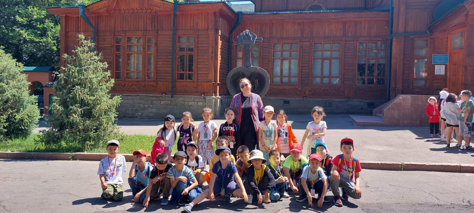 Ш.Уәлиханов атындағы № 12 мамандандырылған гимназия жанындағы жазғы лагерь оқушылары  Халық аспаптары музейінде