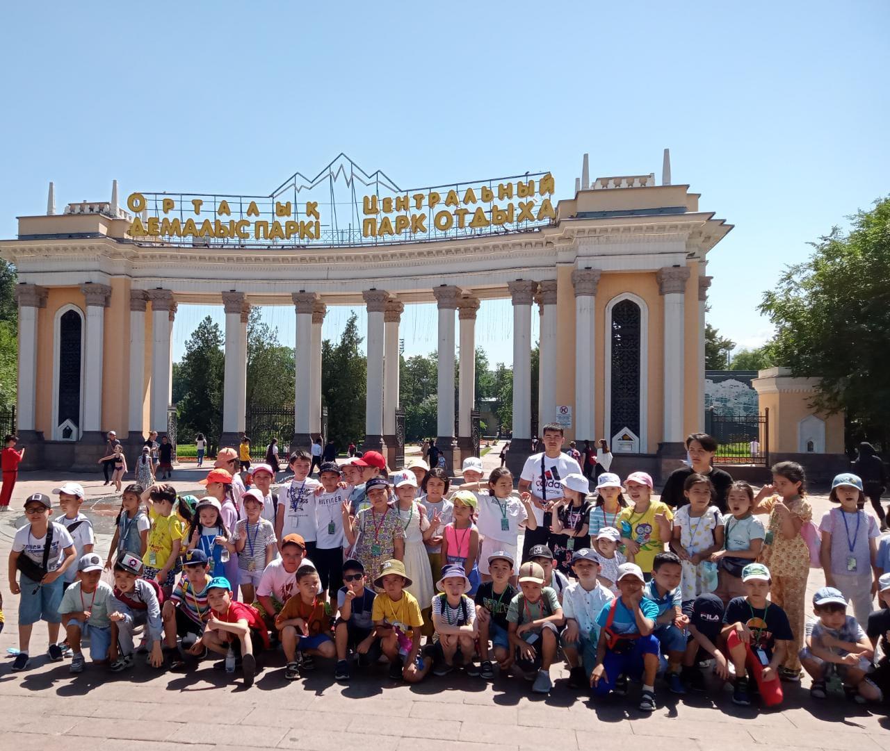 Ш.Уәлиханов атындағы № 12 мамандандырылған гимназия жанындағы жазғы лагерь оқушылары  «Немо» дельфинарийінде