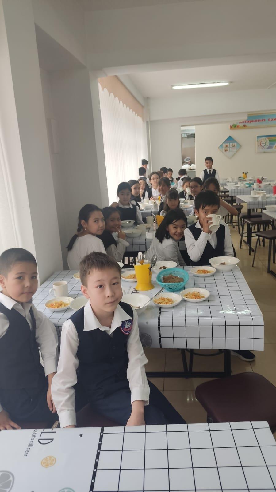 Кезекті 3 сынып оқушыларының тамақтану сәті