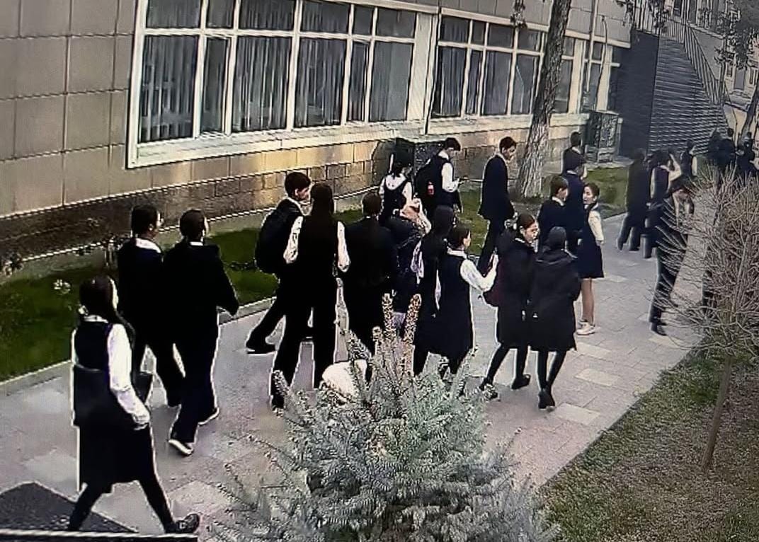 Алматы қаласында орын алған жер сілкінісі кезінде гимназияда дереу эвакуация жүргізілді.